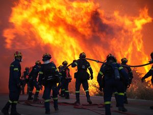 Supporting image for story: More than 100 firefighters battle large wildfire on Greek island