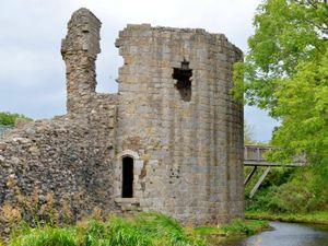 Supporting image for story: Fundraiser to clean up graffiti 