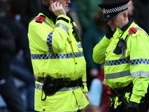 Supporting image for story: Ear pieces could be damaging the hearing of police officers, research suggests