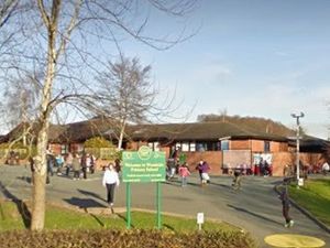 Supporting image for story: 'Penalty notices could be issued': Complaints about parking at town school days into new term