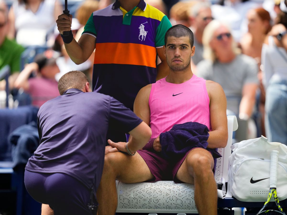 Carlos Alcaraz plays down concerns over knee issue after easing to victory