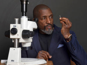 Supporting image for story: Micro sculptor Willard Wigan creates mini Alice in Wonderland