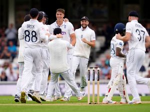 Supporting image for story: Josh Hull takes first Test wicket for England but Sri Lanka fight back at Oval