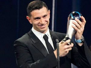 Supporting image for story: Aston Villa star Emi Martinez named the best goalkeeper in the world