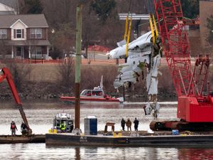 Supporting image for story: Crews lift pieces of crashed airliner from river after Washington air disaster