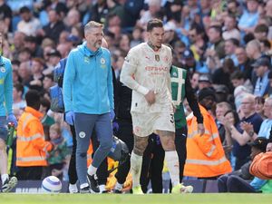 Ederson leave the pitch injured
