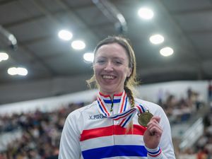Supporting image for story: Anna Morris pips team-mate Josie Knight to retain individual pursuit world title