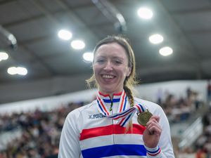 Supporting image for story: Anna Morris pips team-mate Josie Knight to retain individual pursuit world title