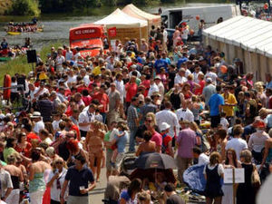 Supporting image for story: Crowds out for a weekend of fun