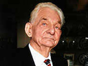 Supporting image for story: D-Day hero tanks man dies at 89