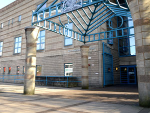 Supporting image for story: Woman denies 'deliberately' attacking 17-year-old with knife in Walsall town centre, trial hears