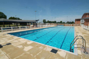 Supporting image for story: Hundreds back plans to rescue Bridgnorth centre's open air swimming pool