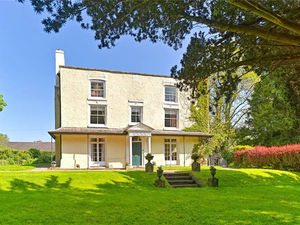 Supporting image for story: See inside historic hall with 'immense poise and style' on the market for £700,000