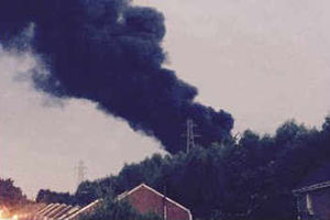 Huge plumes of smoke from the fire. Pic: @mia_qs