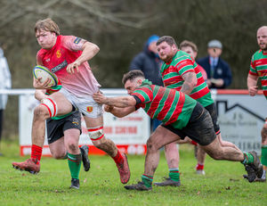 Tom Smith escapes the clutches of Tye O'Connor.
