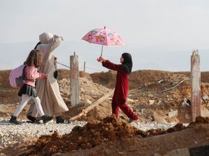 Supporting image for story: Thousands of displaced Lebanese return from Syria as ceasefire with Israel holds