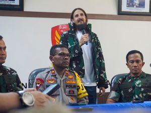 Supporting image for story: Kiwi pilot freed after 19 months in rebel captivity in Indonesia’s Papua region