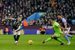 Newcastle United's Anthony Gordon is denied by Emi Martinez