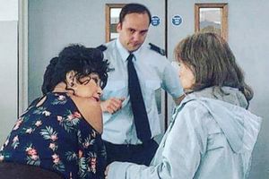 Scott with Joan Collins and Pauline Collins on the set of The Time Of Their Lives