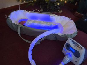 Supporting image for story: Newborns with jaundice treated at home in sleeping bag-style garment