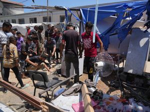 Supporting image for story: 67 killed in Gaza as Israeli forces ‘strike cafe and fire at people seeking aid’