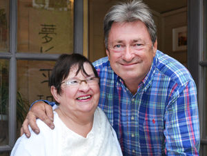 Gina with Alan Titchmarsh in her completed garden