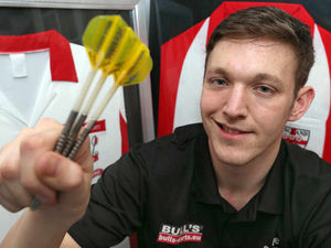 Supporting image for story: David Pallett holds his position in the PDC