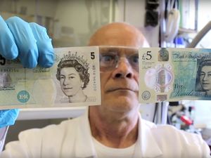 Supporting image for story: Watch these scientists test the new £5 note to its limits