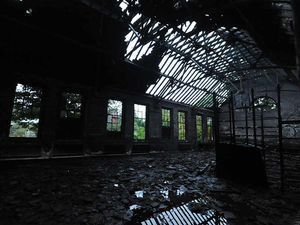 Supporting image for story: Firefighters battle blaze at disused Willenhall school