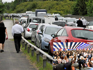 Supporting image for story: VIDEO: Controversy over road closures as 5,000 flock to gipsy funeral for pastor Davey Jones