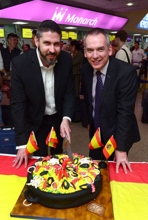 David Winstanley & Ian Chambers cutting the spectacular paella cake