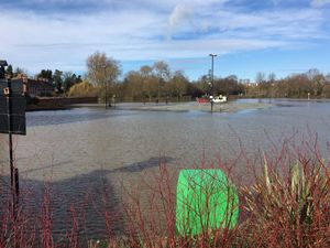 Supporting image for story: Shrewsbury braced for 'worst flood in 20 years' with River Severn on the rise again