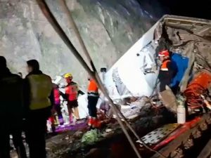 Supporting image for story: Spanish train collision kills at least 39