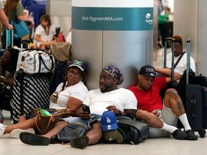 Supporting image for story: Holiday getaway pushes US airport traffic to pandemic high