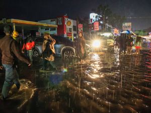 Supporting image for story: Military deployed after deadly flooding in Kenyan capital