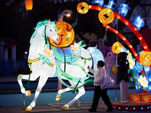 Supporting image for story: Lunar New Year prayers, robots and festivities usher in the Year of the Horse