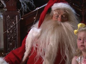 Supporting image for story: This little girl celebrated Christmas in July after she missed out due to cancer treatment