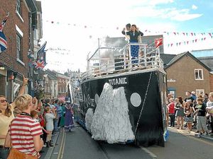 Supporting image for story: Thousands turn out for weekend of fun