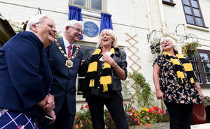 Billy Wright's daughters Vicky and Babette with Mayor and Mayoress Stephen and Shirley Reynolds