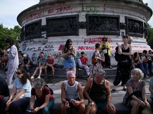 Supporting image for story: High-stakes French election hits final stretch before first-round voting begins