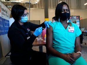 Supporting image for story: US Covid-19 deaths top 300,000 just as vaccinations begin