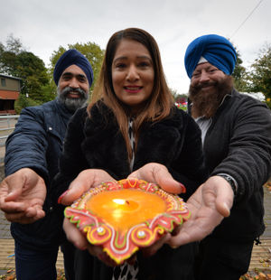 WOLVERHAMPTON PIC MNA PIC DAVID HAMILTON PIC EXPRESS AND STAR 23/10/21 Enjoying Diwali celebrations at Phoenix Park, Wolverhampton, (centre) councillor Jasbinder Dehar, with members of Gurudwara Sikh Council Wolverhampton, (left) Kuldip Singh, and (right) Amrik Singh..