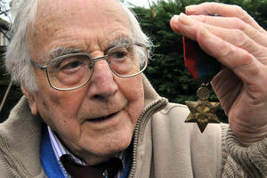 Glynne Medlicott reunited with the medal he lost