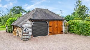 Large garage, picture: Rightmove and Nock Deighton