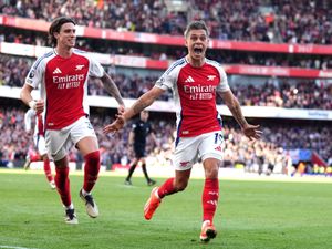 Supporting image for story: Arsenal strike twice in stoppage time to see off stubborn Leicester