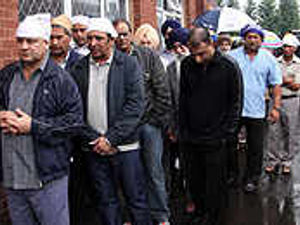 Supporting image for story: 700 say farewell to shot pub landlord