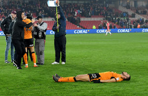 Romain Saiss lying motionless – can someone poke him? (© AMA / Sam Bagnall)