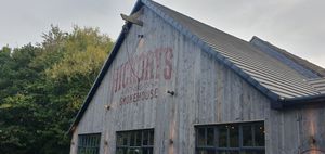 The familiar Hickory's livery welcomes you to the restaurant