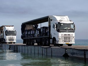 Supporting image for story: Aid from new pier off Gaza should be distributed this weekend