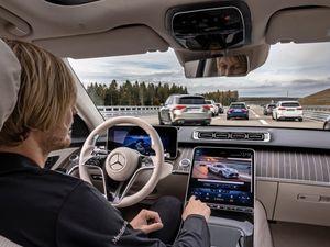 Supporting image for story: Mercedes-Benz receives certification for automated driving technology
